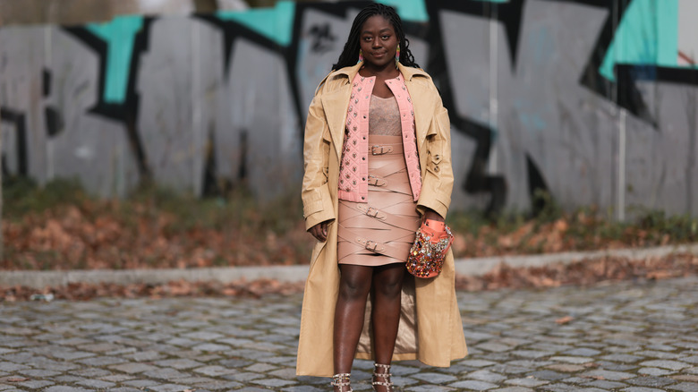 Donna che indossa un cappotto lungo e una gonna sopra il ginocchio