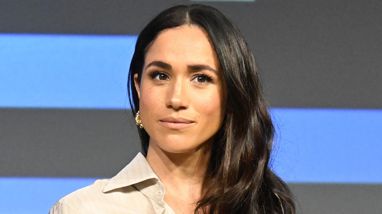 Meghan Markle indossa un rossetto nude e sorride