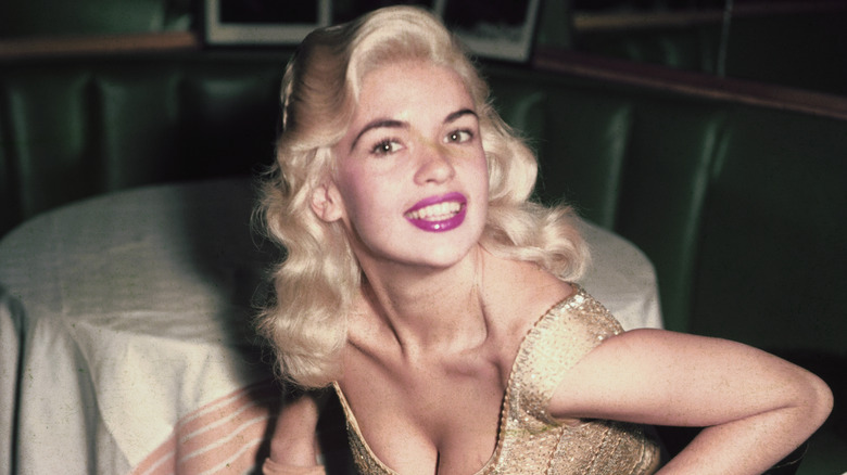 Jayne Mansfield posa a un tavolo.