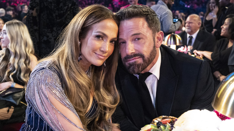 Ben Affleck e Jennifer Lopez posano insieme ad un evento