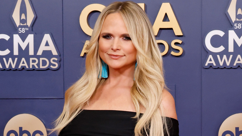 Miranda Lambert indossa un semplice abito nero ai CMA del 2024.