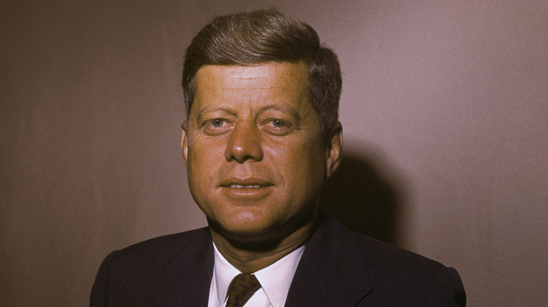 Il presidente John F Kennedy indossa un abito durante la sua campagna