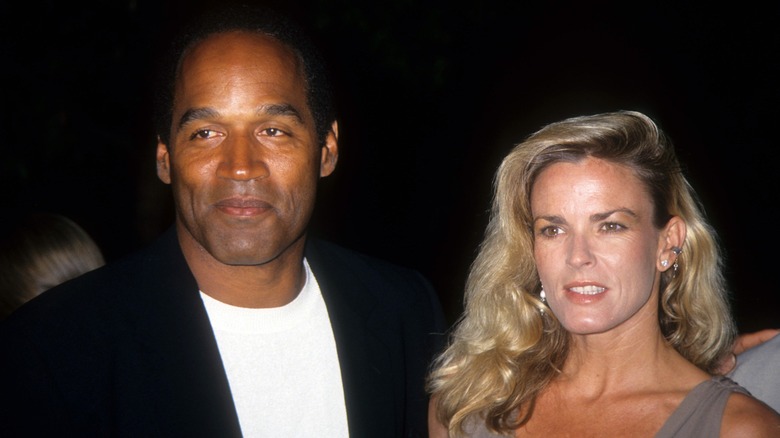 OJ Simpson sorride, Nicole Brown Simpson fa una smorfia