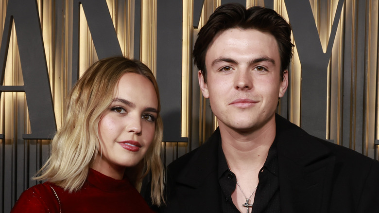 Bailee Madison e Blake Richardson posano all'evento Vanity Fair