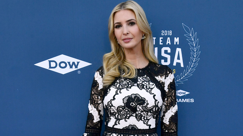 Ivanka Trump indossa un abito di pizzo bianco e nero durante un evento