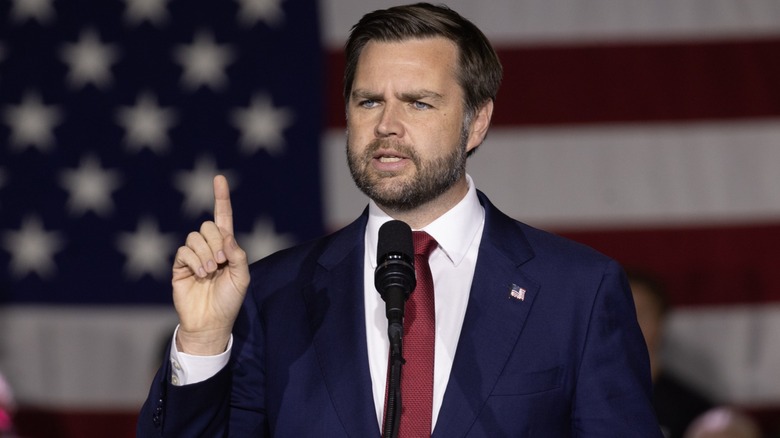 JD Vance alza il dito