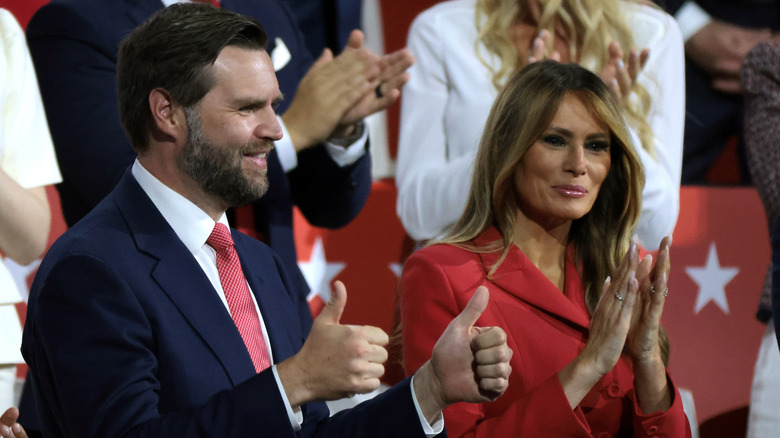 JD Vance applaude accanto a Melania Trump