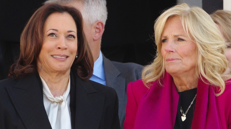 Kamala Harris e Jill Biden partecipano a un evento del Veterans Day al cimitero nazionale di Arlington (2023)