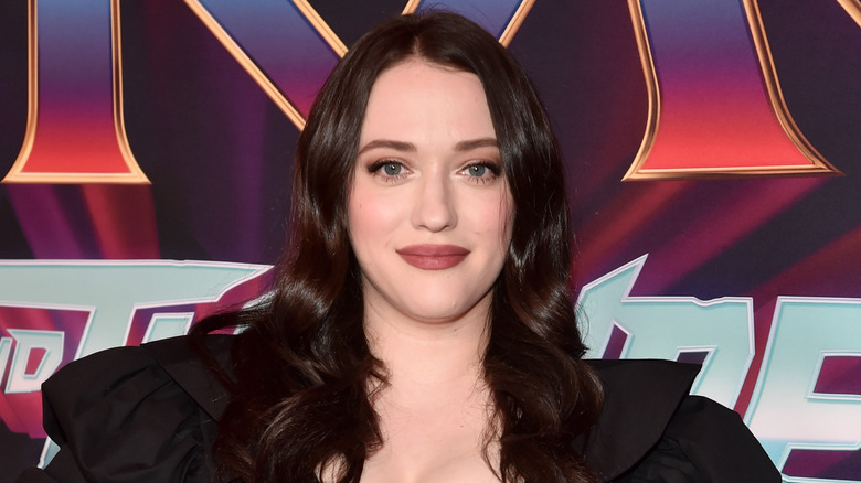 Kat Dennings con i capelli ondulati alla première mondiale di Thor: Love and Thunder