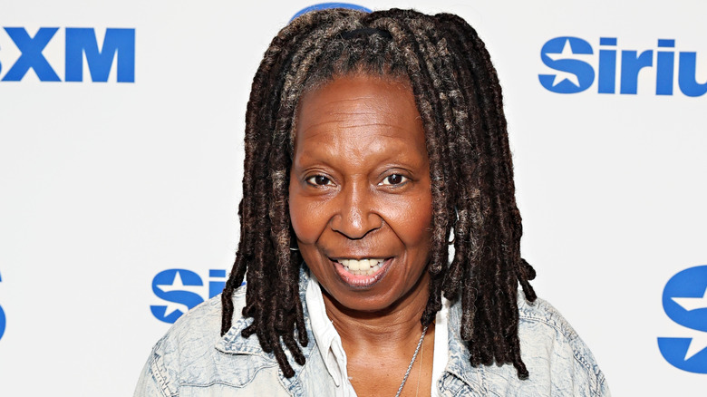 Whoopi Goldberg sorride e indossa una giacca di jeans