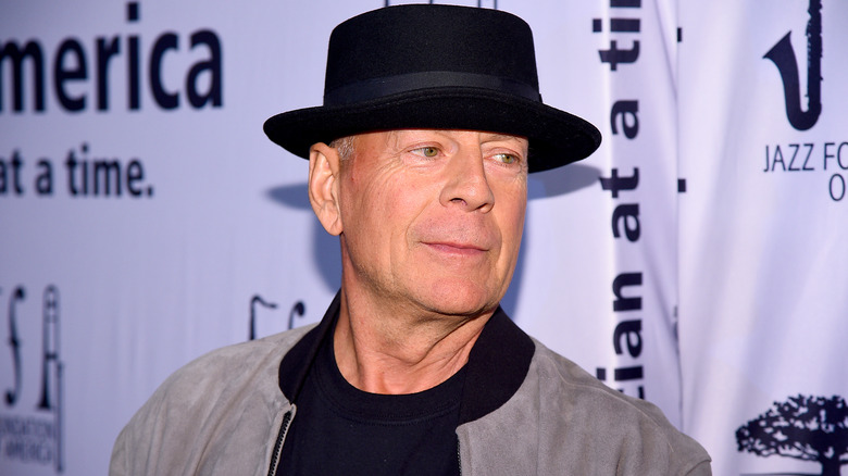 Bruce Willis indossa un cappello