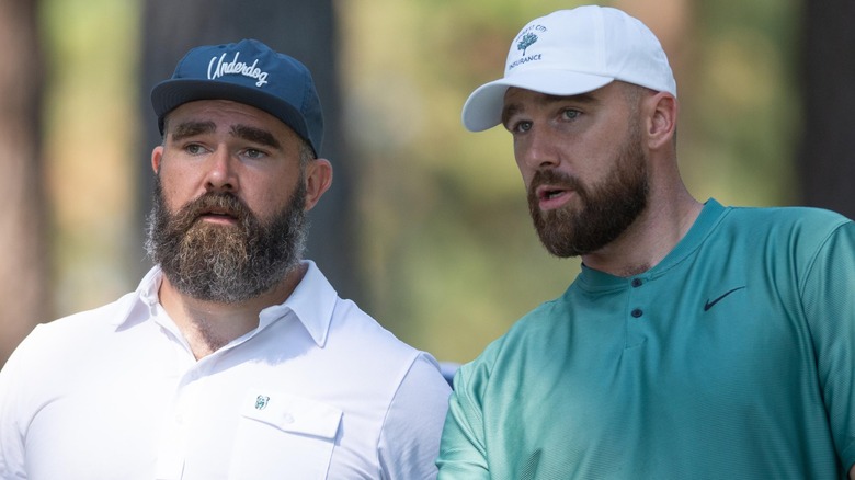 Jason Kelce e Travis Kelce discutono della strategia all'ACC Celebrity Golf Championship (2024)