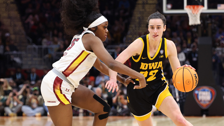 Raven Johnson e Caitlin Clark giocano a basket