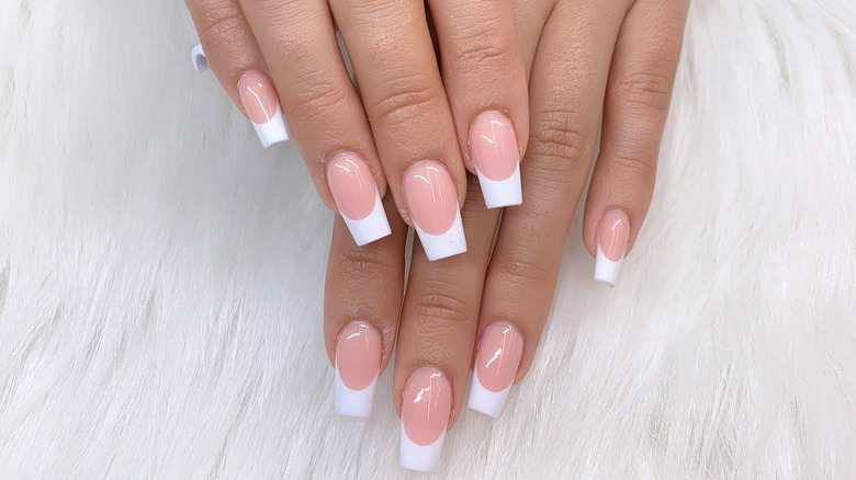 French manicure lattea su unghie quadrate