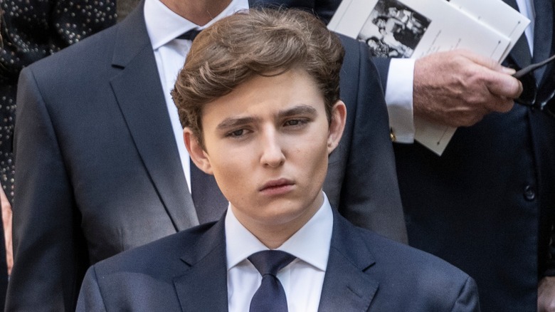 Barron Trump indossa un abito blu scuro