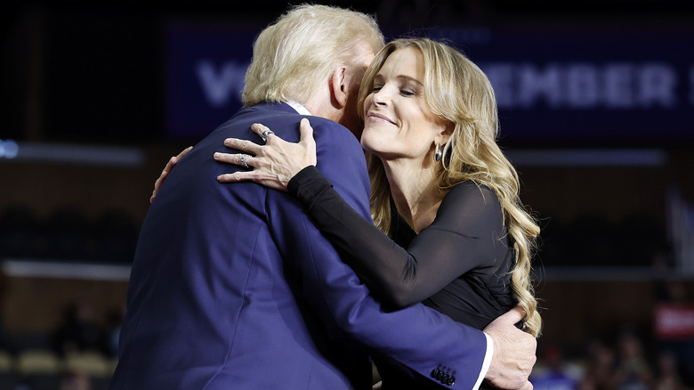 Donald Trump e Megyn Kelly si abbracciano