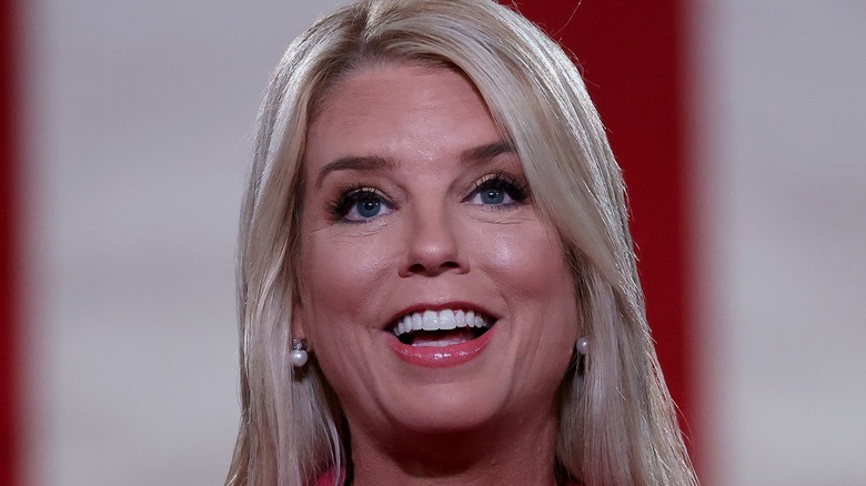 Pam Bondi si rivolge alla RNC a Washington, DC (2020)