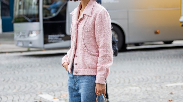 donna che indossa una giacca di tweed rosa