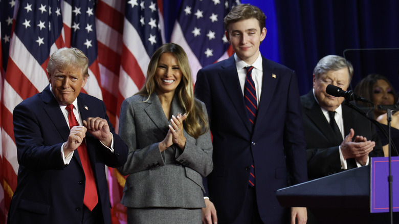 Donald Trump tiene il discorso della vittoria con la moglie Melania e il figlio Barron