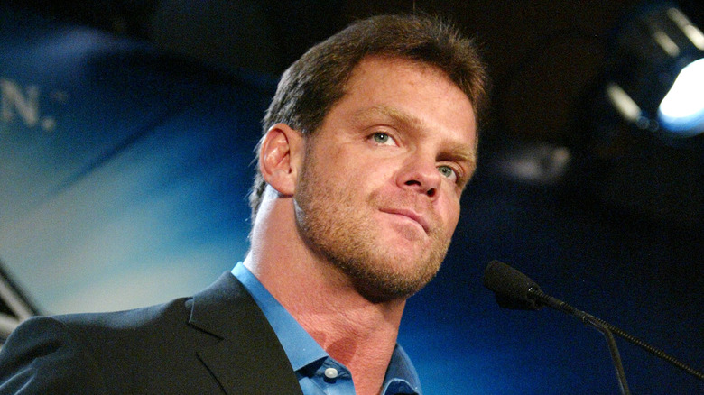 Chris Benoit parlando a un evento stampa nel 2004