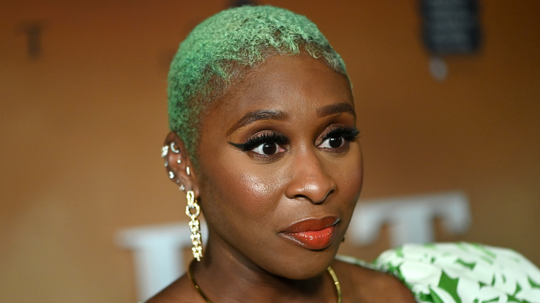 Cynthia Erivo con i capelli verdi parla ai giornalisti sul tappeto rosso.