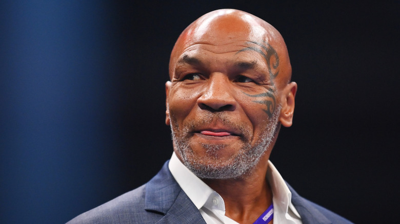 Mike Tyson fa la linguaccia