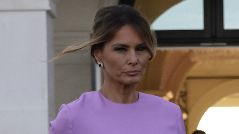 Melania Trump accigliata