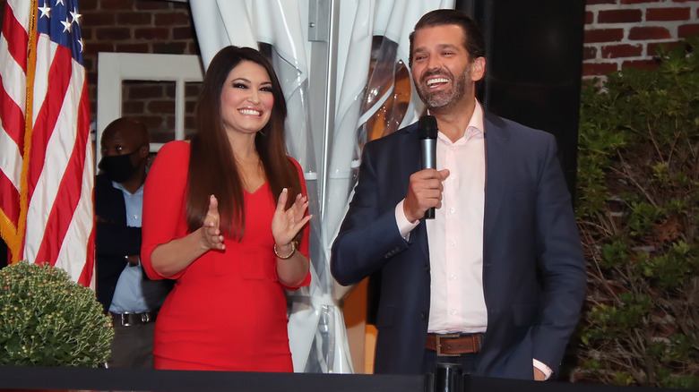 Don Jr. tiene un discorso accanto a Kimberly Guilfoyle