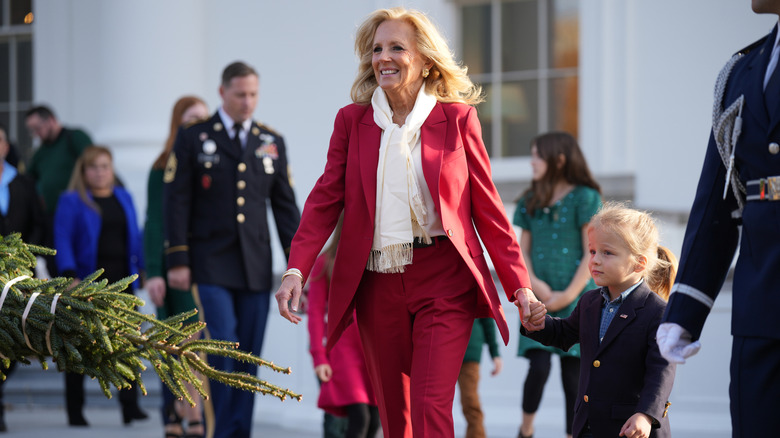 Jill Biden si tiene per mano con Beau Biden Jr. mentre indossa il rosso