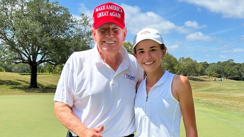 Donald Trump sorridente su un campo da golf con Kai Trump