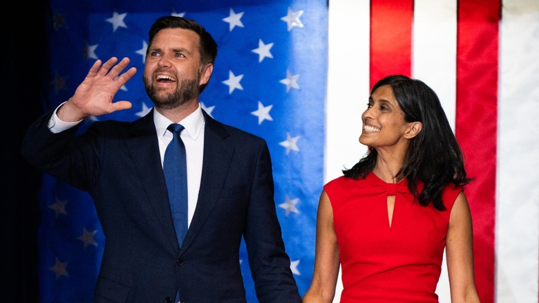 JD Vance e la moglie Usha Vance sul palco di un raduno