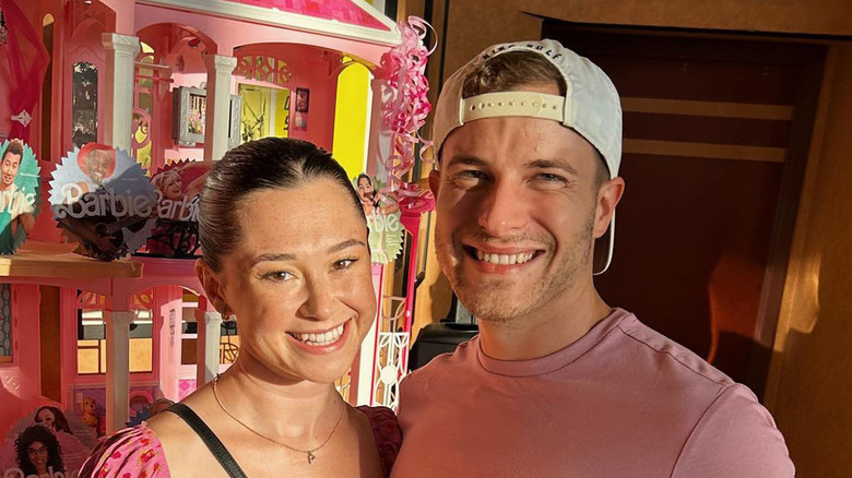 Emilia Torello con Paul Teal sorridente davanti alla casa di Barbie