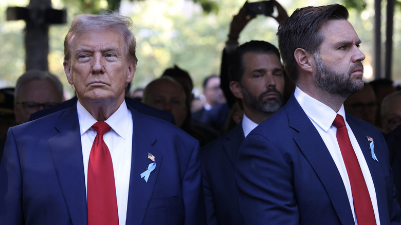 Donald Trump e JD Vance distolgono lo sguardo l'uno dall'altro