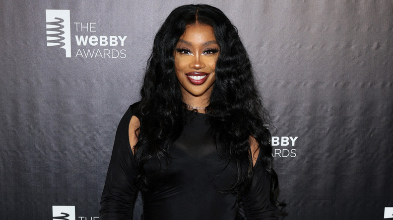 SZA sorride ai Webby Awards