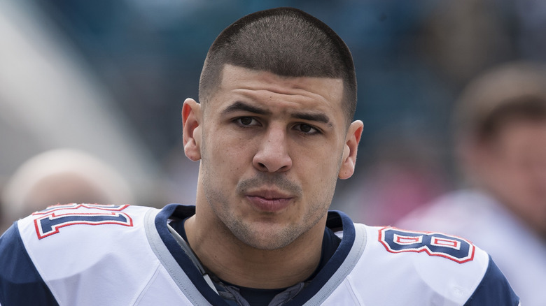 Colpo alla testa di Aaron Hernandez in uniforme