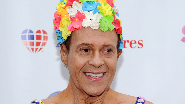 Richard Simmons sorride con i denti