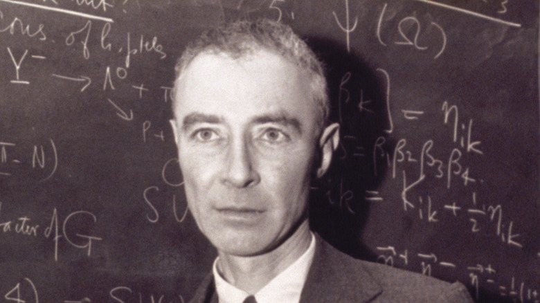 J. Robert Oppenheimer e lavagna