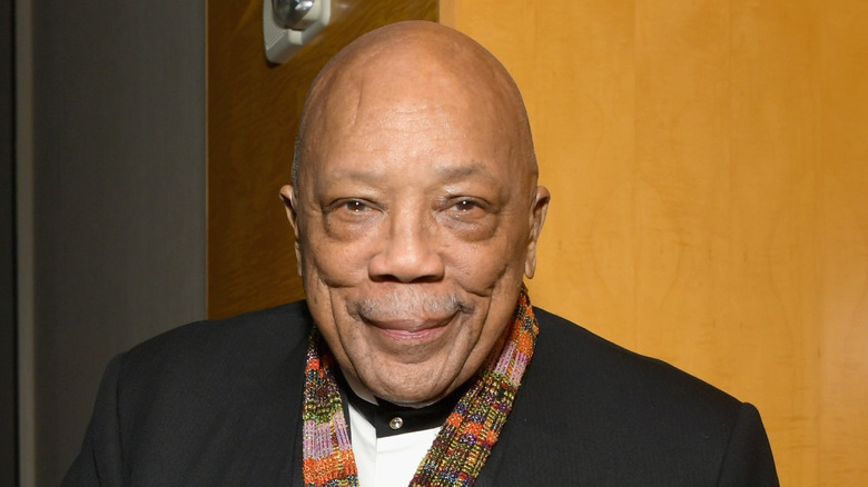 Quincy Jones sorride