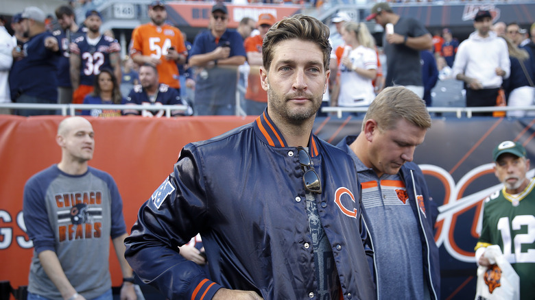 L'ex giocatore dei Chicago Bears Jay Cutler in piedi in disparte