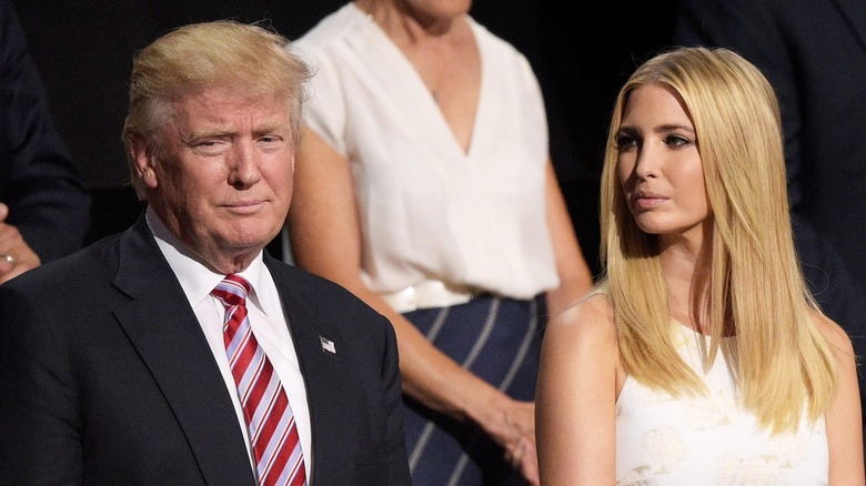 Ivanka Trump guarda suo padre Donald Trump mentre è sul palco del RNC di Cleveland, Ohio (2016)