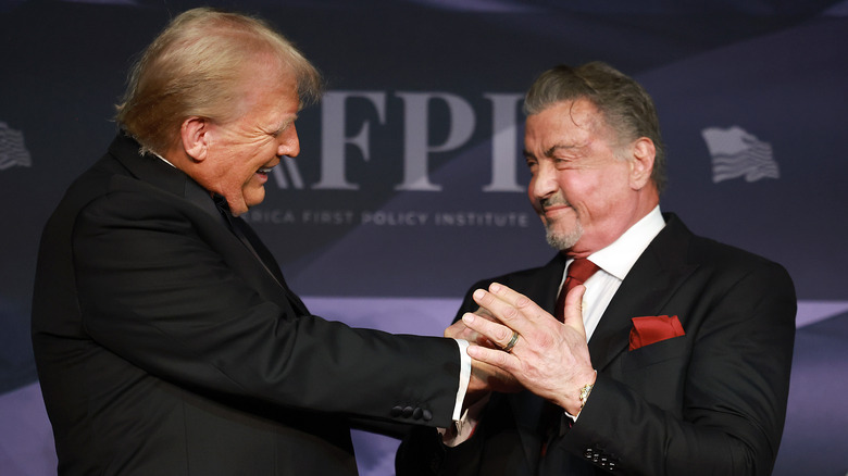 Donald Trump stringe la mano a Sylvester Stallone