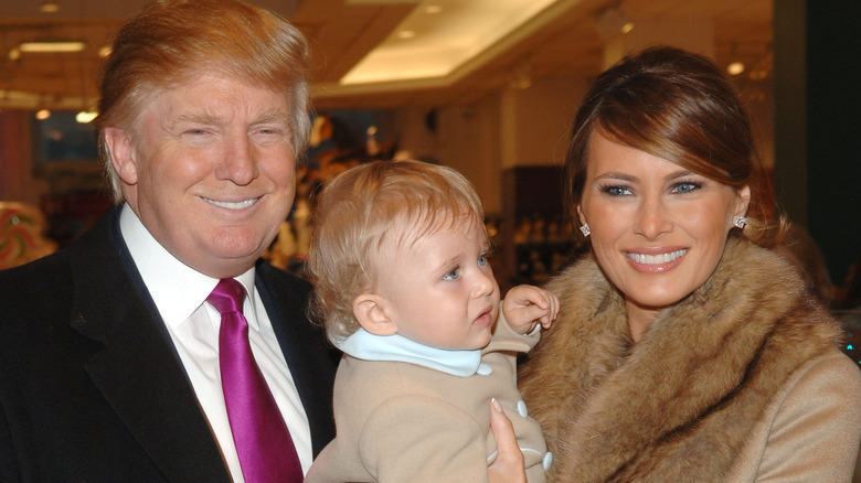 Donald Trump e Melania Trump tengono in braccio il piccolo Barron Trump