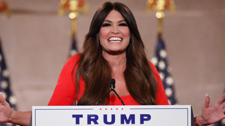 Kimberly Guilfoyle in piedi sul podio