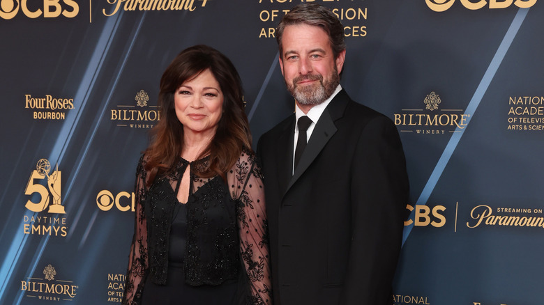 Valerie Bertinelli e Mike Goodnough posano insieme sul red carpet.