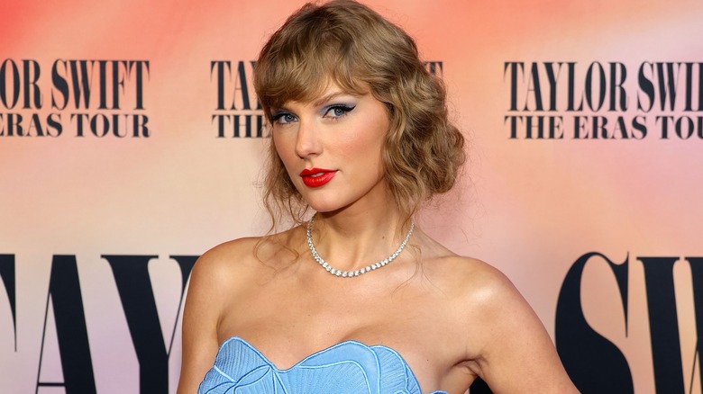 Taylor Swift alla premiere del tour di Eras con un abito senza spalline