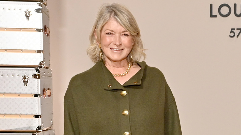 Martha Stewart posa ad un evento Louis Vuitton.