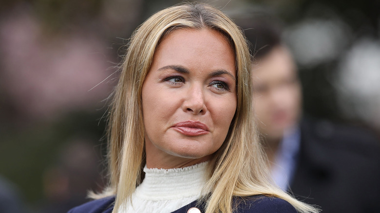 Vanessa Trump con i capelli lunghi sorridenti