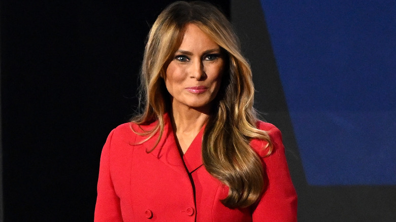 Melania Trump sorridente con il trucco smokey eye