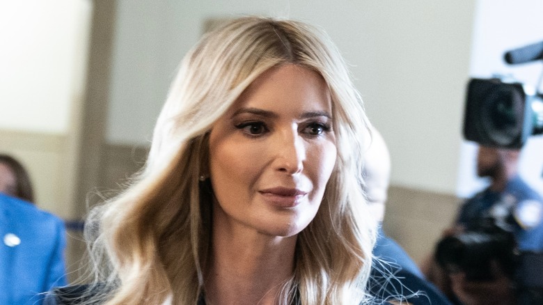 Ivanka Trump testimonia nel caso di frode di Donald Trump indossando un rossetto grigio.