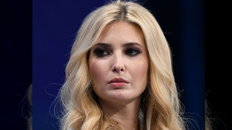 Ivanka Trump con un trucco esagerato durante una tavola rotonda nel 2019.